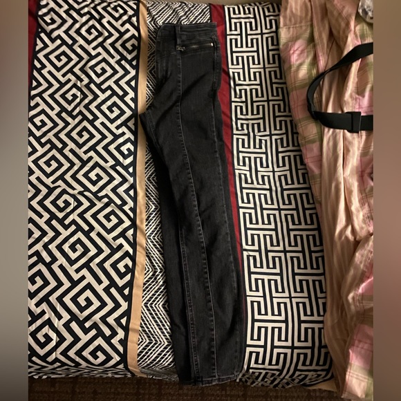 STRADIVARIUS PREMIUM DENIM Regular Waist Skinny Fit Black Denim Women’s Jeans - Picture 3 of 5